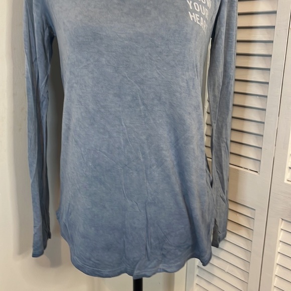 Zoe + Liv Blue Acid Wash Graphic Long Sleeved V-Neck Tee Shirt. Size Small - Picture 4 of 7
